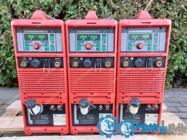 Fronius MagicWave 3000 Job, zdjęcie grupowe trzech jednakowych maszyn na palecie, egzemplarz z oferty to jedna z nich